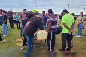 Familiares e amigos dão último adeus às vítimas de acidente em Jandaia