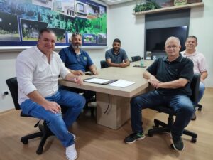 Cambira – Prefeito Toledo recebe engenheiros do IAT