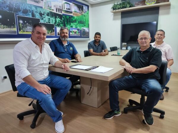 Cambira – Prefeito Toledo recebe engenheiros do IAT