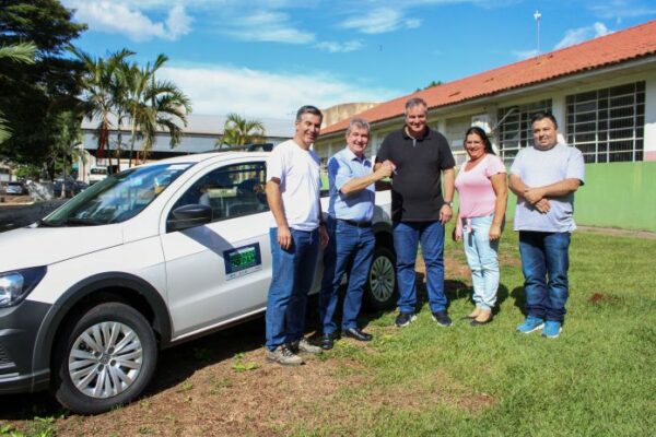 Deputado Bazana entrega um veicúlo para Prefeitura de Cambira