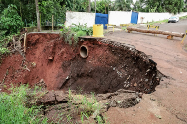 Júnior da Femac autoriza reconstrução de galeria danificada pela chuva na Rua Grande Alexandre em Apucarana