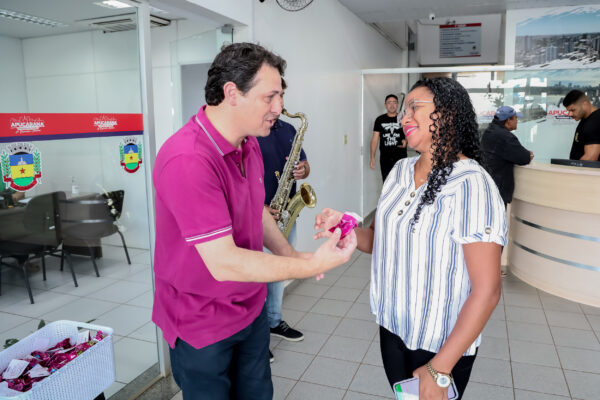 Prefeitura de Apucarana homenageia mulheres com música e mimos