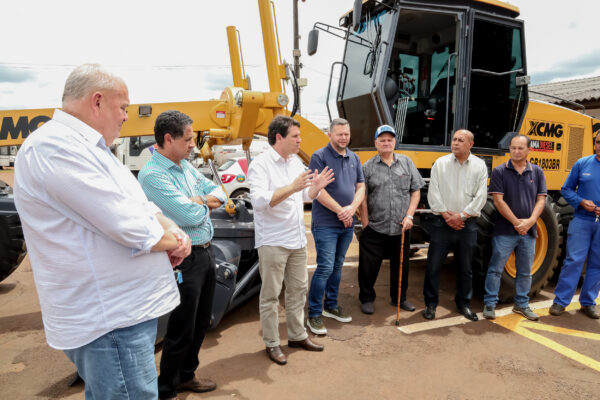 Prefeito de Apucarana entrega motoniveladora e anuncia força-tarefa para recuperação de estradas