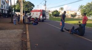 Ciclista e motociclista ficam feridos após acidente em Arapongas