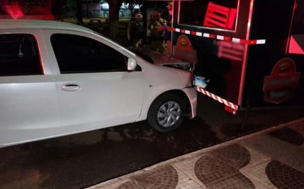 Dois ficam feridos após carro atingir trailer de lanches no Paraná
