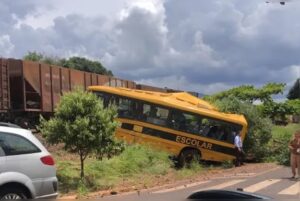 Acidente entre trem e ônibus mobiliza equipes de socorro em Jandaia
