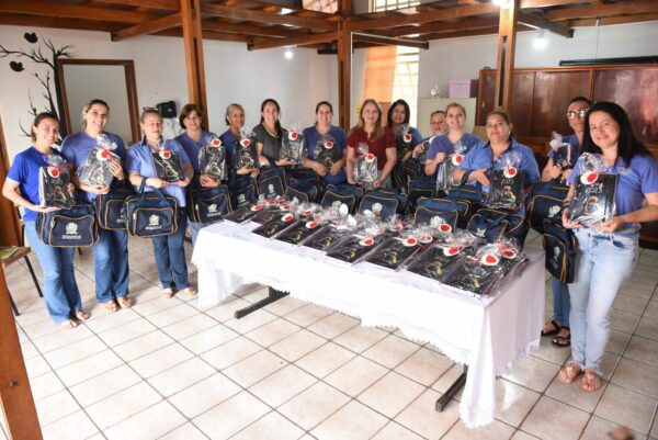 Professores de São Pedro do Ivaí recebem bolsas e diários de classe