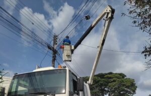 Com investimento de R$1,6 milhão, prefeitura leva luminárias LED a mais bairros de Apucarana