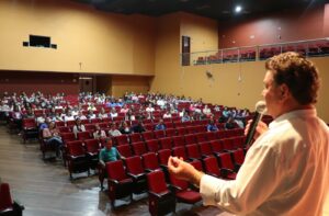Prefeitura de Arapongas empossa oficialmente 374 novos servidores municipais