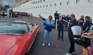 Roberto Carlos se emociona antes de embarcar em navio de cruzeiro para show: ‘se eu falar muito eu choro’