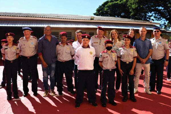 Arapongas – Equipe do Colégio da Vila Militar de Curitiba e comitiva de Goioerê realizam visita técnica na Escola Maria Hercília