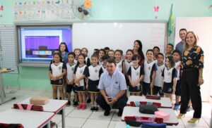 Prefeito Sérgio Onofre acompanha capacitação para uso de novas lousas digitais