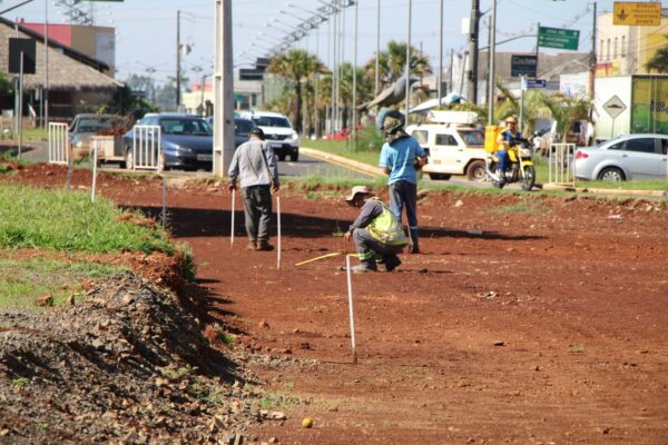 Prefeitura retoma duplicação da Rua Rouxinol, após pausa devido às chuvas em Arapongas