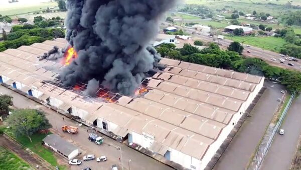Incêndio de grandes proporções atinge barracão em Astorga; veja