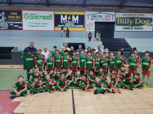 Prefeitura de Cambira realiza entrega de uniformes para alunos das Escolinhas Esportivas
