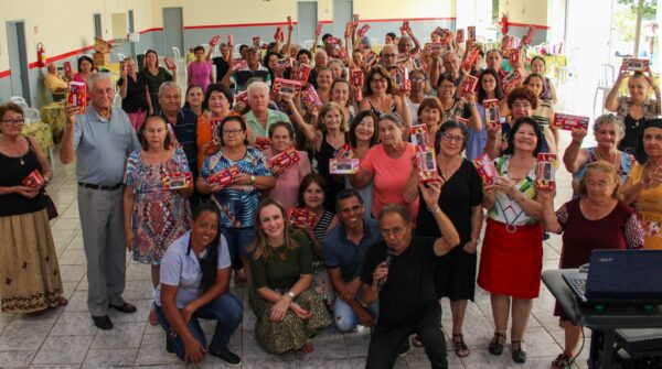 Prefeitura de Cambira entrega bombons para os idosos do município