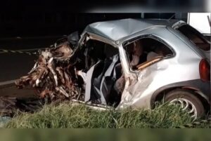 Motorista morre após carro bater contra ônibus na PR-444, em Arapongas