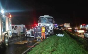 Engavetamento causa morte de uma mulher e uma criança na BR 376, no PR