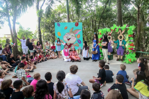 Teatro de Páscoa reúne famílias no bosque de Apucarana