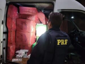 PRF apreende cerca de 75 mil maços de cigarros no Paraná