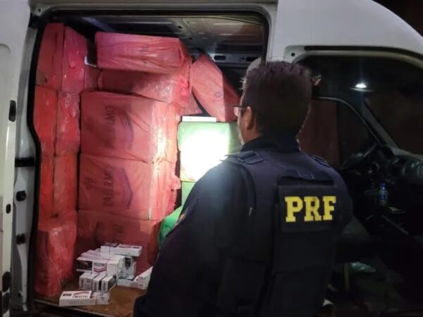 PRF apreende cerca de 75 mil maços de cigarros no Paraná