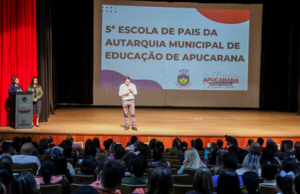 Escola de Pais discute a influência das tecnologias digitais na educação dos filhos em Apucarana