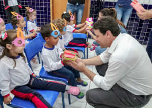 Estudantes da rede municipal de Apucarana recebem caixas de bombons