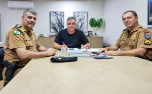 Prefeito Emerson Toledo se reúne com policias militares para firmar ações de segurança nas escolas de Cambira