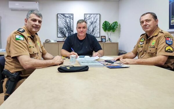 Prefeito Emerson Toledo se reúne com policias militares para firmar ações de segurança nas escolas de Cambira