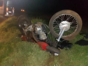 Jovem cai de moto, é atropelada por carro e morre, na PR-272