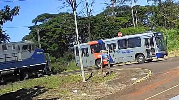 Vídeo: motorista cruza linha férrea e assusta passageiros em Apucarana