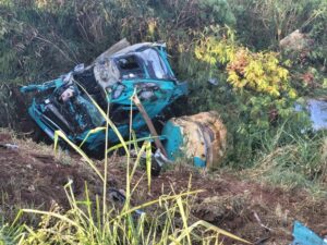 Moradores socorrem motorista de caminhão momento em que veículo pegava fogo, dizem bombeiros