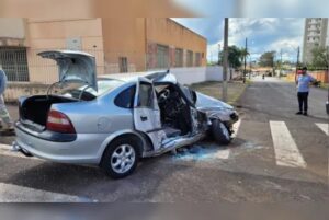 Batida entre micro-ônibus escolar e carro deixa mulher em estado grave