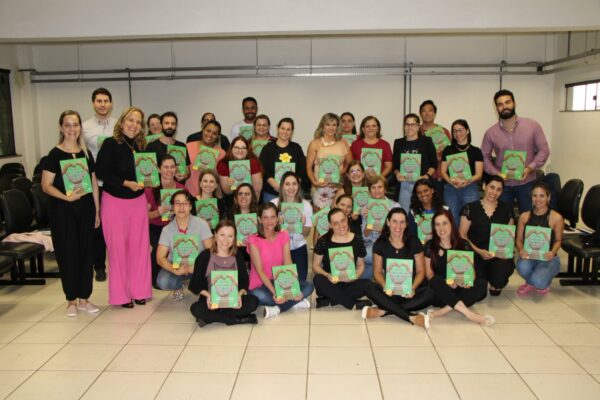 Curso de Libras “A comunicação está em suas mãos” entrega dicionário ilustrado para 40 servidores municipais de Arapongas
