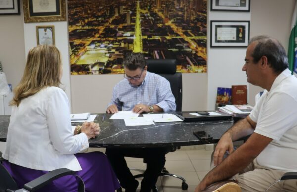 Prefeito de Arapongas dá ordem de serviço para reforma da Rodoviária e do antigo Paço Municipal
