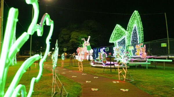 Enfeites de Páscoa encantam população na área central da cidade em Arapongas