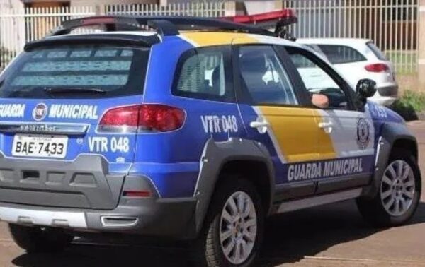 Mulher briga com namorado na rua e acaba presa por tráfico de drogas em Arapongas