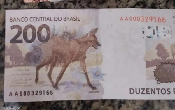 Cliente dá golpe em farmácia e paga compra com nota falsa de R$ 200