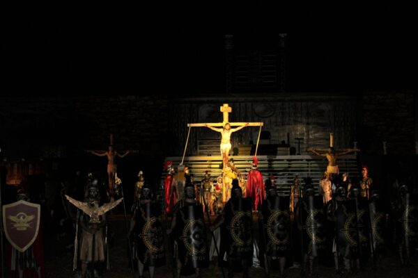 Teatro “A Paixão de Cristo” acontece neste domingo (02) em Arapongas; participe