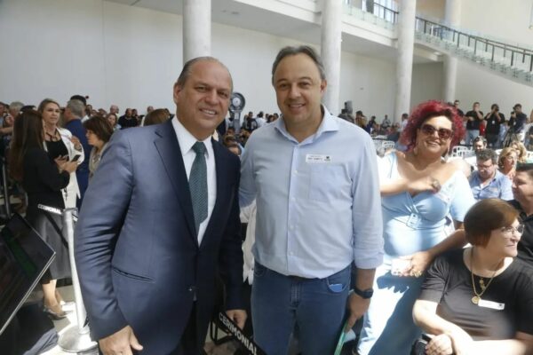 Ricardo Barros – Entregamos ao lado do governador @ratinho_junior 340 ônibus escolares para transporte de alunos da rede estadual de ensino.