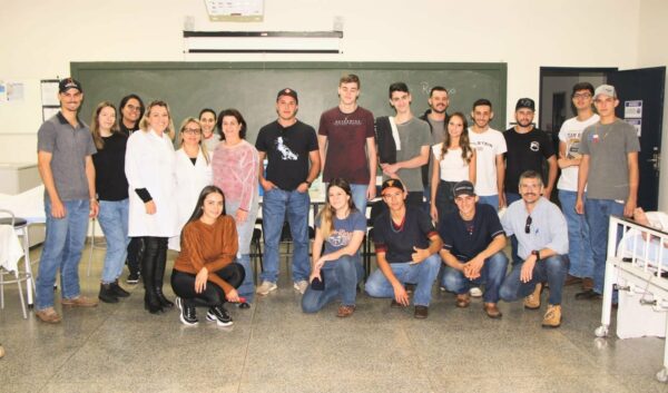 Prefeitura de Arapongas promove vacinação antirrábica para estudantes do curso de Medicina Veterinária