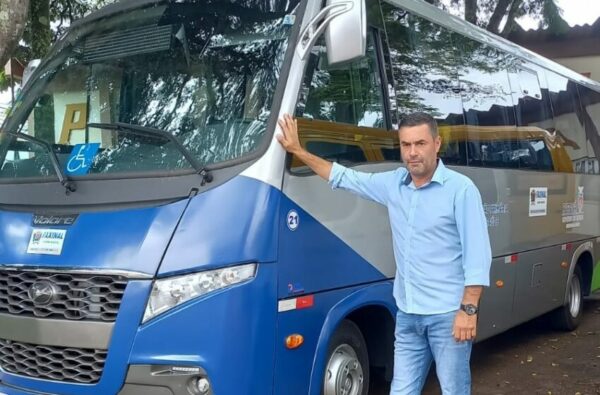 Portela anuncia entrega de ônibus para a saúde de Faxinal