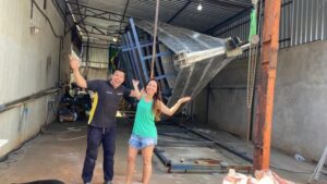 Casal no Paraná constrói veleiro no quintal de casa para viajar o mundo: ‘Somos aventureiros’