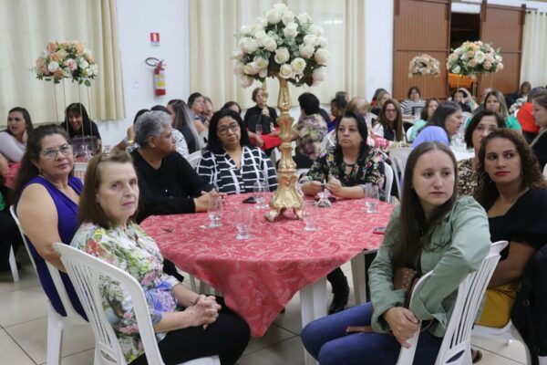UBS Bandeirantes homenageia mães da região em jantar no salão da Igreja São José em Arapongas
