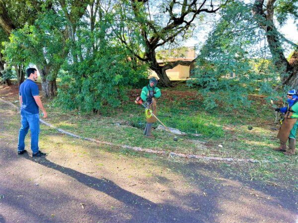 Serviços de roçagem e limpeza beneficiam regiões de Arapongas