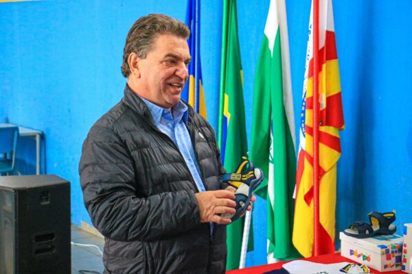 Prefeitura de Arapongas entrega 22.600 pares de tênis e sandálias na Rede Municipal; uniformes serão entregues nas próximas semanas