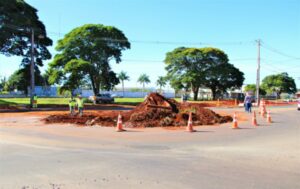 Devido às obras de duplicação, Prefeitura remove rotatória da Rouxinol