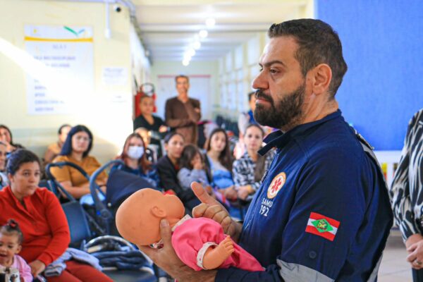 Treinamento de primeiros socorros para cuidados com recém-nascidos completa um ano em Arapongas