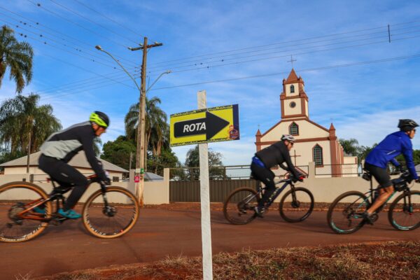 Desafio e contemplação motivam ciclistas na Rota das Catedrais em Arapongas