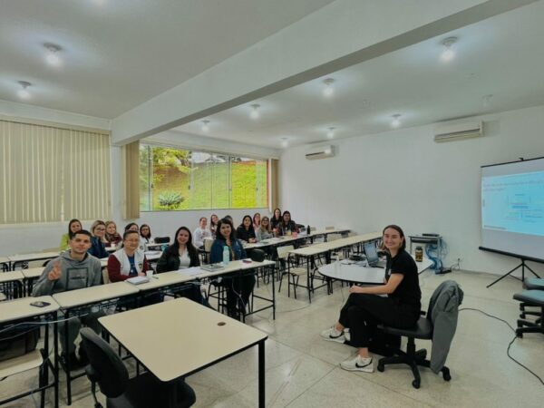 Professores de Apucarana participam de curso de aperfeiçoamento das habilidades orais em língua inglesa